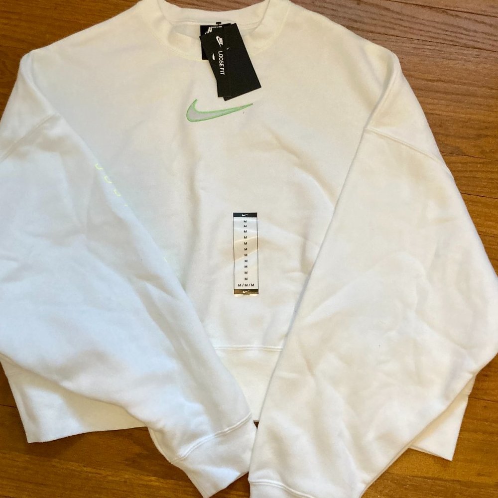Women Nike Crewneck Sweatshirt. NWT Medium